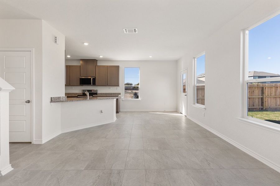 Spacious, unfurnished interior of a new home in Spanish Trails Villas, San Antonio (Image 6).