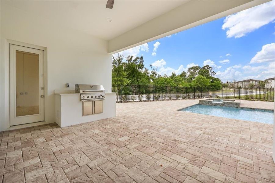 Exterior details and patio area of a home in , Kissimmee (Image 4).