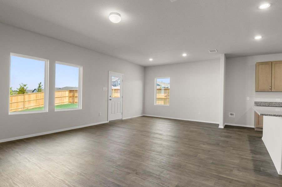 Spacious, unfurnished interior of a new home in Cloverleaf, Austin (Image 25).