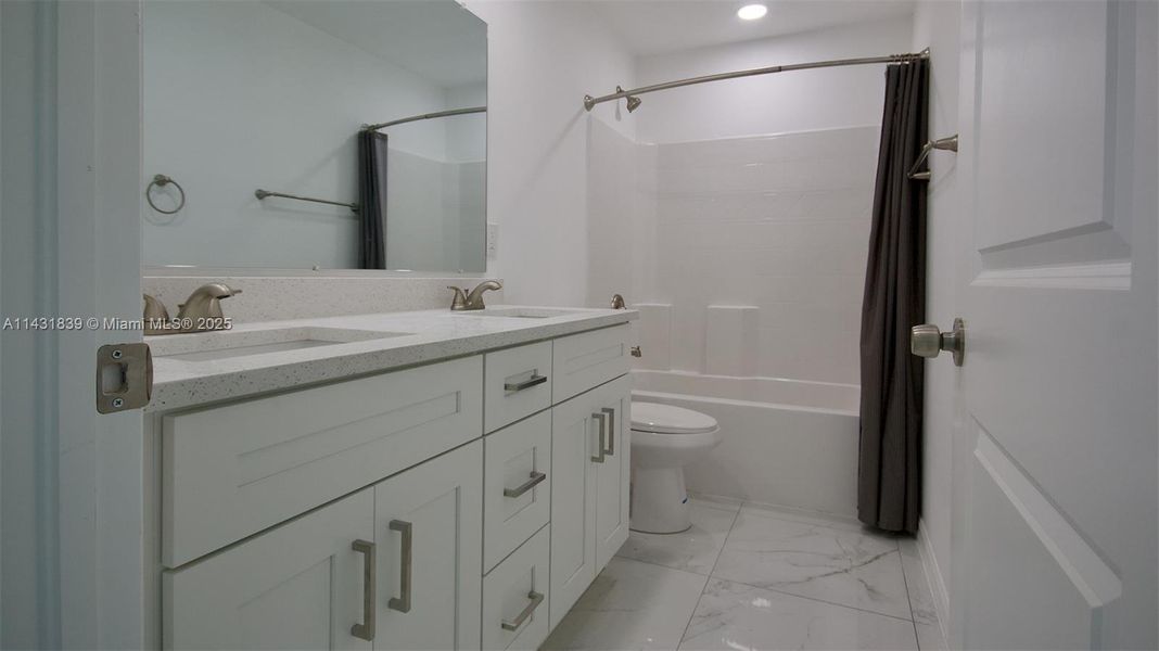 Spacious, unfurnished interior of a new home in , Fort Myers (Image 29).