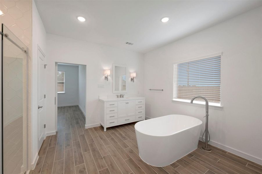 Luxurious primary bath