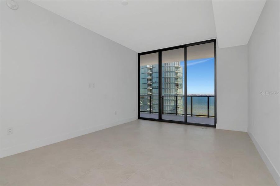 Spacious, unfurnished interior of a new home in , Tampa (Image 22).