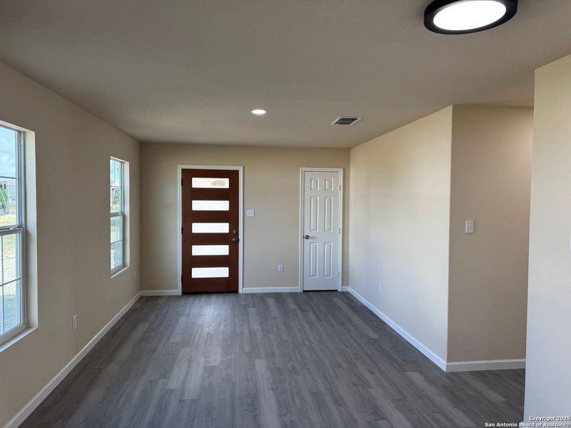 Spacious, unfurnished interior of a new home in , Natalia (Image 6).