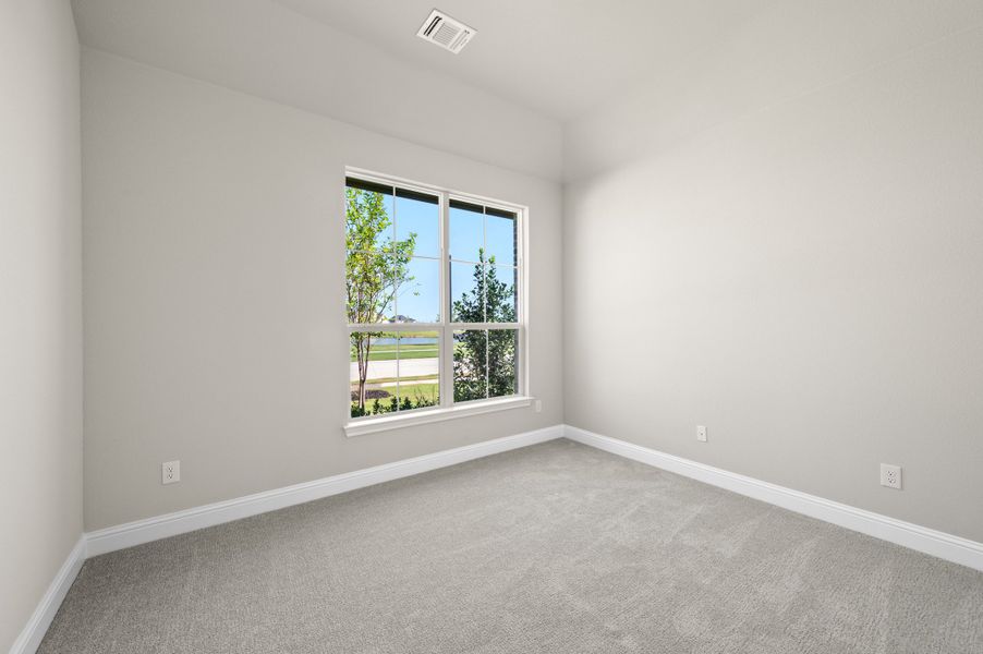 Spacious, unfurnished interior of a new home in Myrtle Creek, Waxahachie (Image 21).