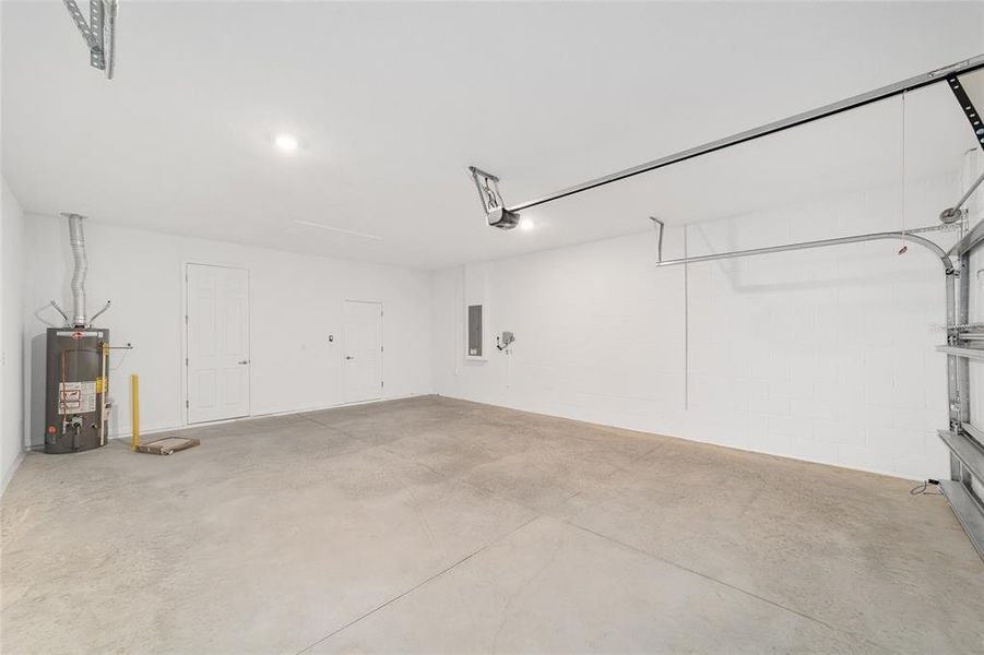 Spacious, unfurnished interior of a new home in , Ocala (Image 33).