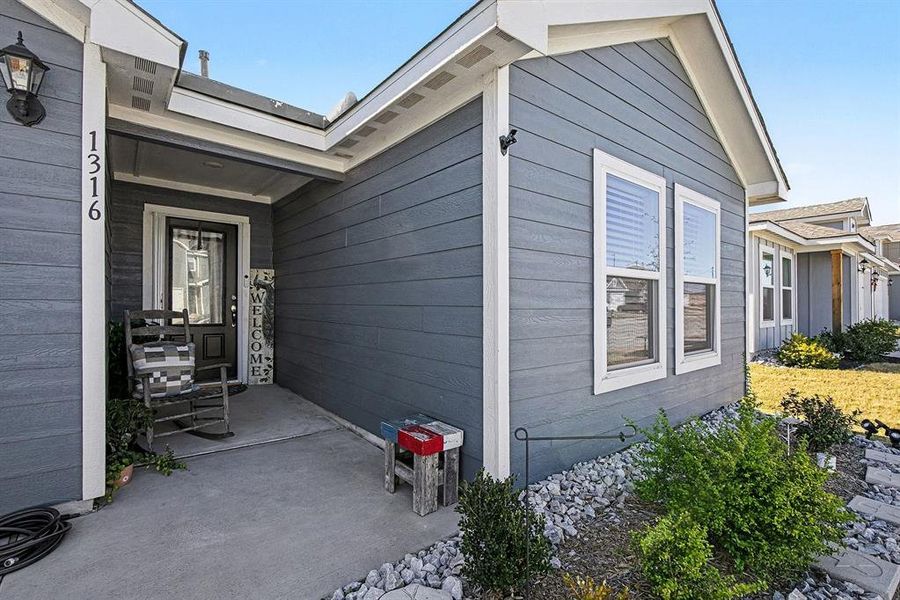 Exterior details and patio area of a home in Logan Square, Fort Worth (Image 25).