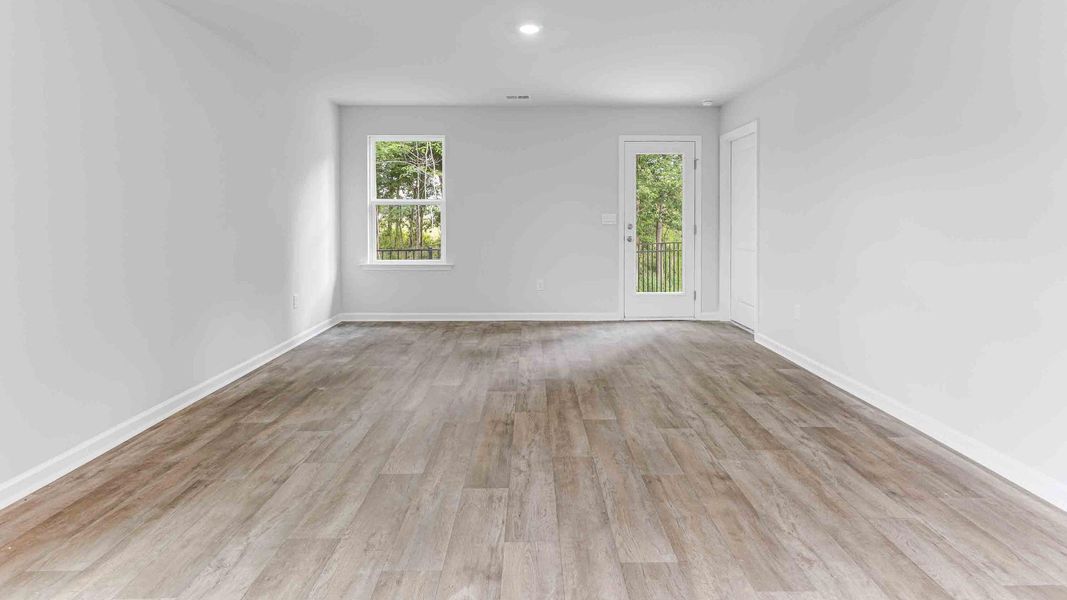 Spacious, unfurnished interior of a new home in Eagle Creek, Bolivia (Image 16).