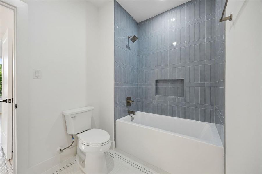 Furnished interior view inside a new home in , Dallas (Image 34).