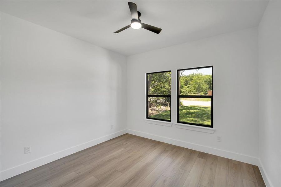 Secondary bedroom.