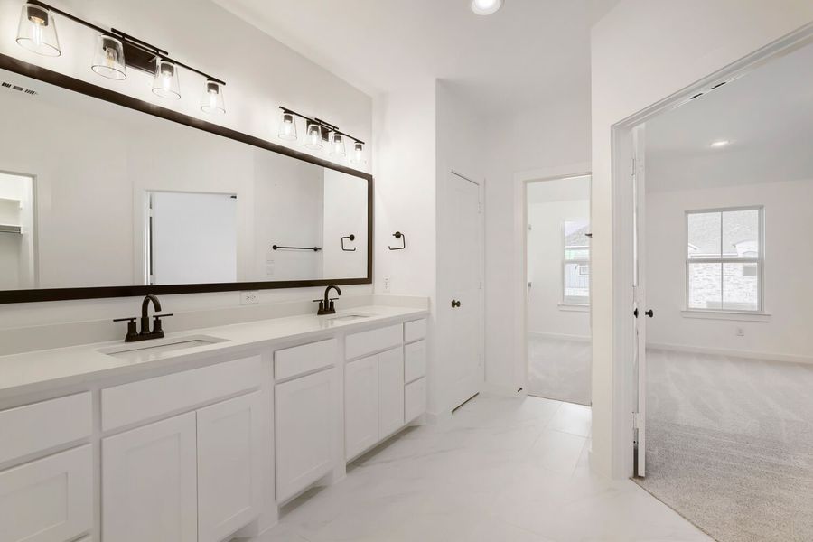 617 Damsel June - Primary Bathroom
