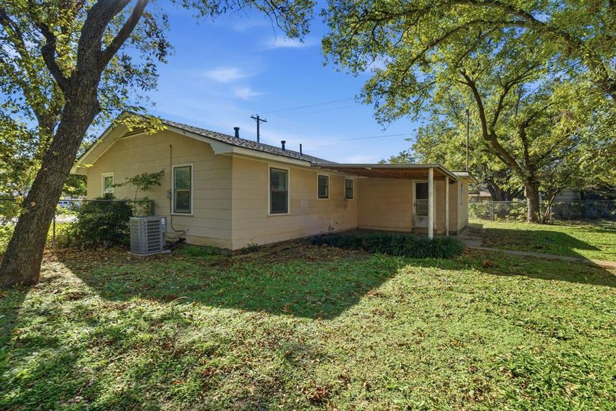 Exterior details and patio area of a home in , Weatherford (Image 1).