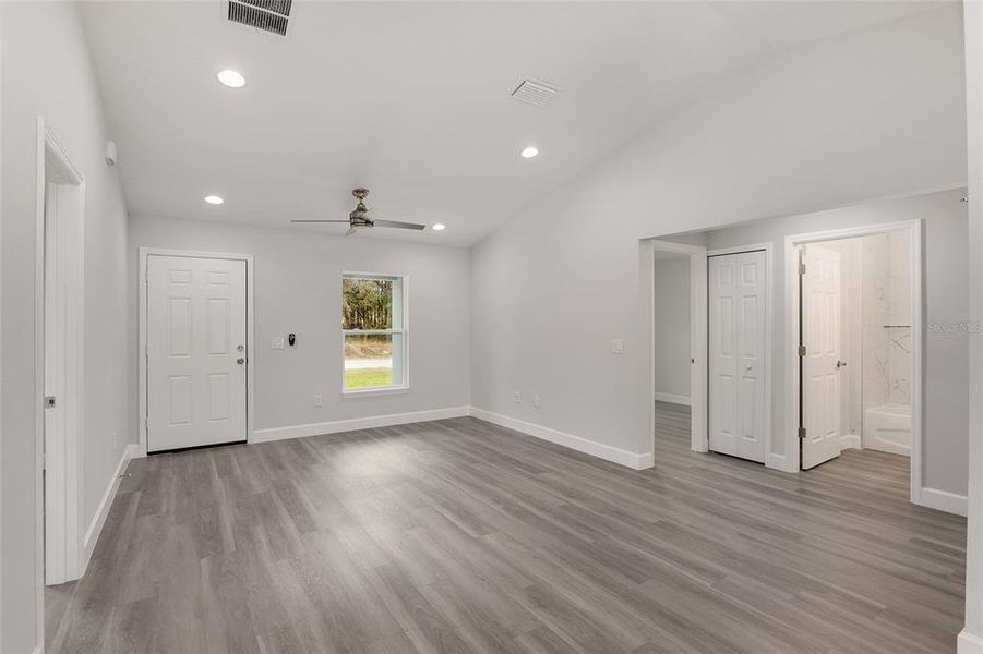 Spacious, unfurnished interior of a new home in , Dunnellon (Image 30).