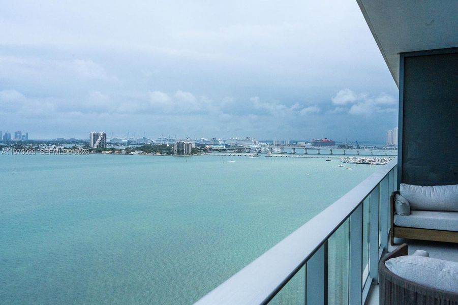 Condo located in Miami, FL showcasing its design and architecture (Image 32).