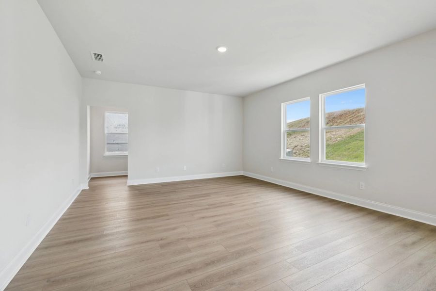 Spacious, unfurnished interior of a new home in Cades Bluff, Lebanon (Image 28).