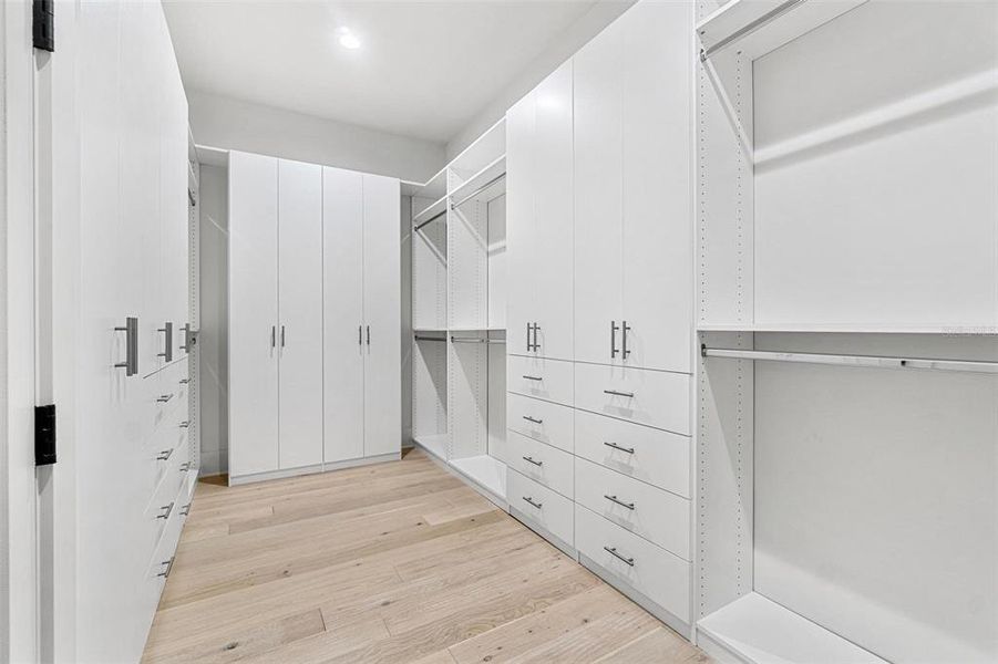 Spacious, unfurnished interior of a new home in , Tampa (Image 17).