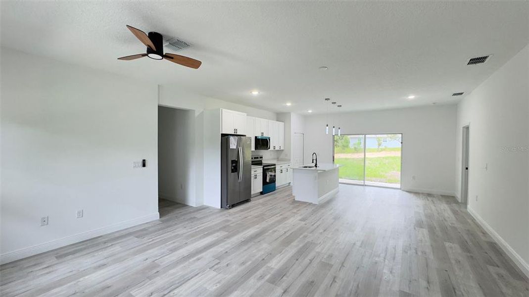 Spacious, unfurnished interior of a new home in , Citrus Springs (Image 10).
