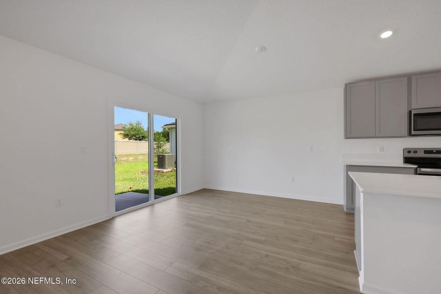 Spacious, unfurnished interior of a new home in Diamond Springs, Jacksonville (Image 29).