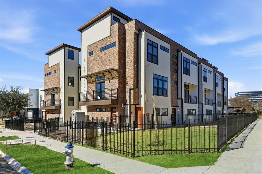 Condo located in Dallas, TX showcasing its design and architecture (Image 3).