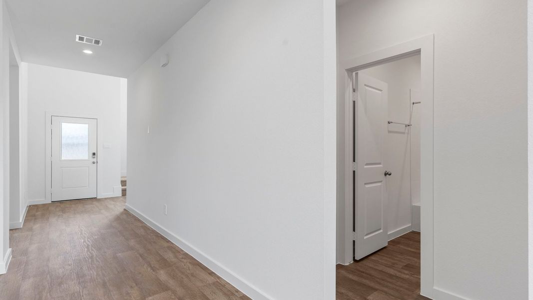 Spacious, unfurnished interior of a new home in Evergreen, Rosenberg (Image 13).