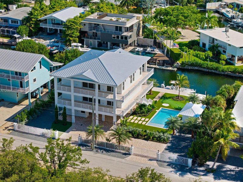 Condo located in Tavernier, FL showcasing its design and architecture (Image 3).