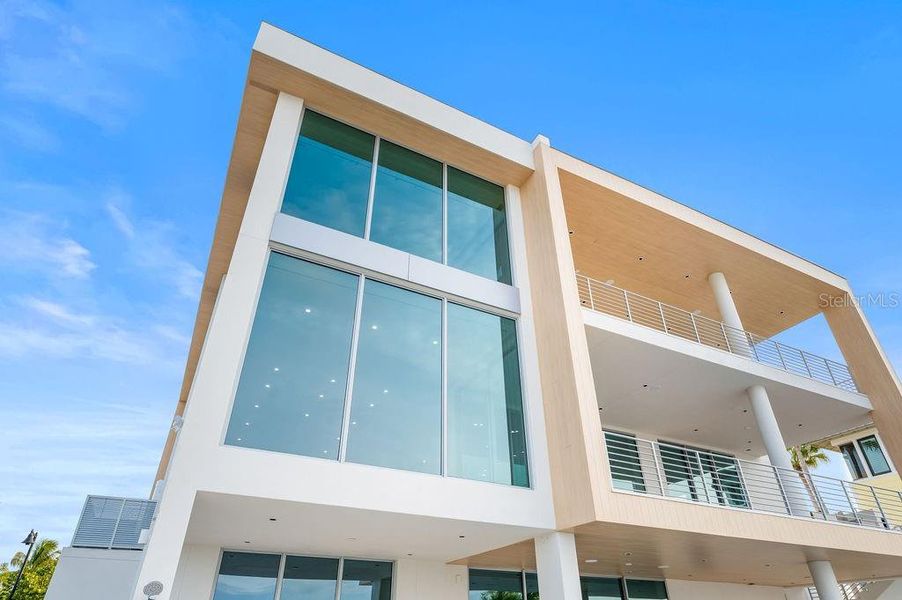 Condo located in Longboat Key, FL showcasing its design and architecture (Image 5).