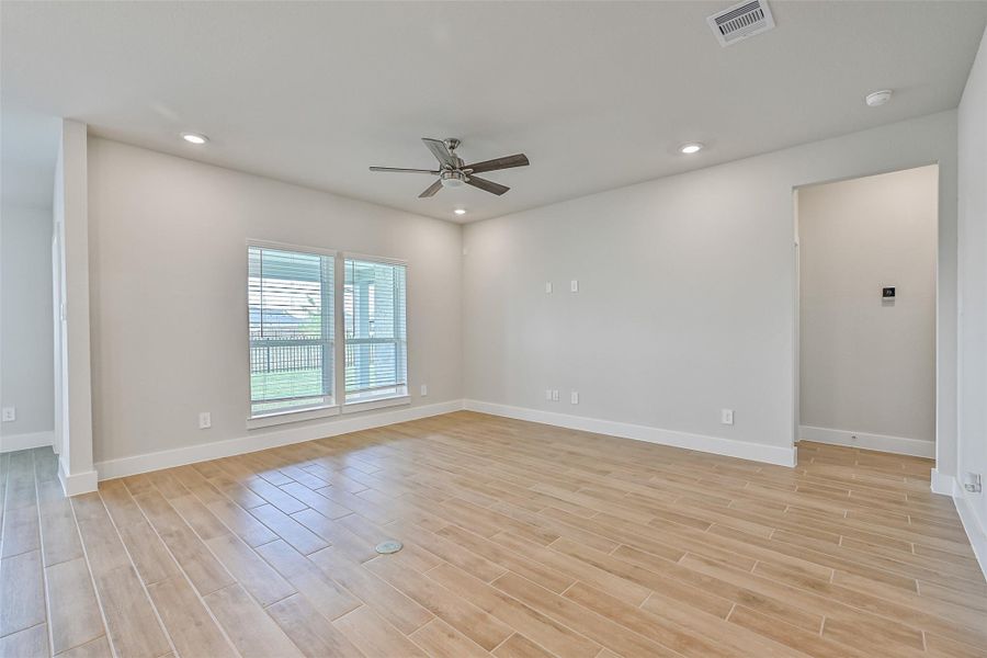 Spacious, unfurnished interior of a new home in Laurel Landing, Alvin (Image 17).