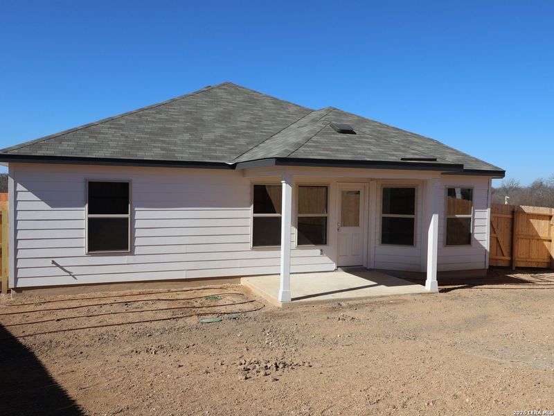 Exterior details and patio area of a home in Cinco Lakes, San Antonio (Image 3).
