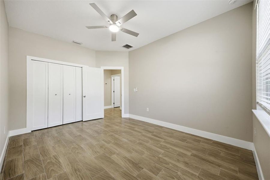 Spacious, unfurnished interior of a new home in , Tampa (Image 26).
