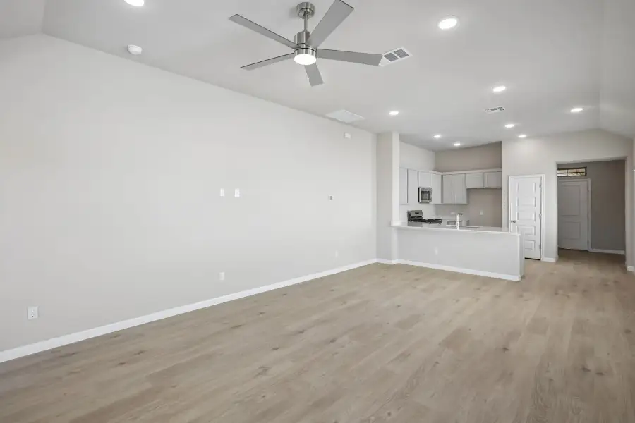 Spacious, unfurnished interior of a new home in Trinity Ranch, Elgin (Image 16).