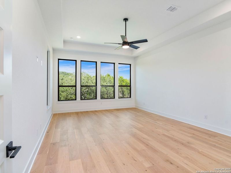 Spacious, unfurnished interior of a new home in Verandas at the Rim, San Antonio (Image 15).