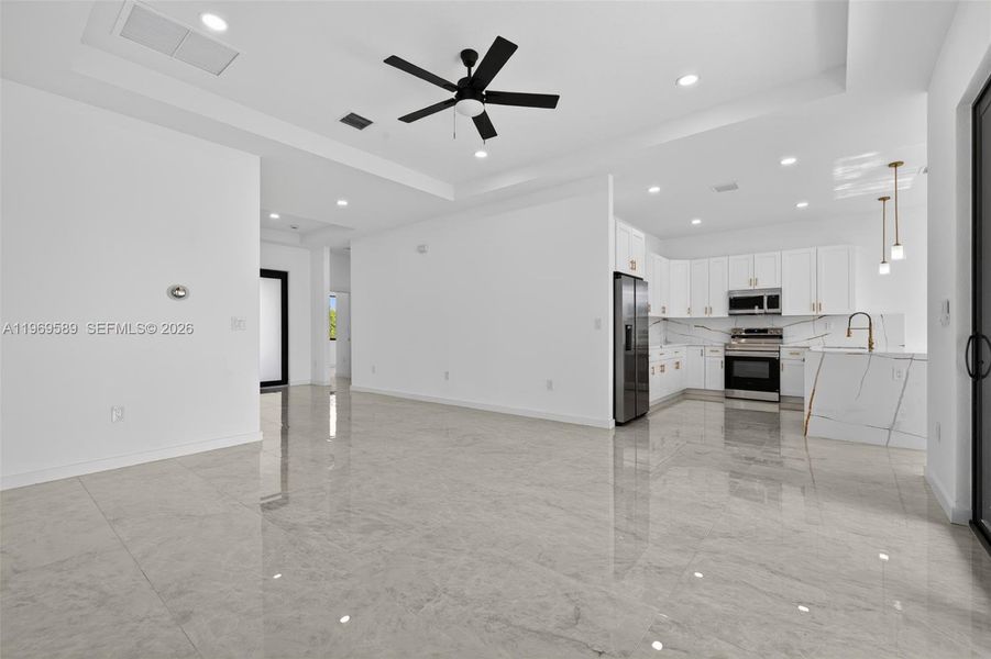 Spacious, unfurnished interior of a new home in , Fort Lauderdale (Image 14).