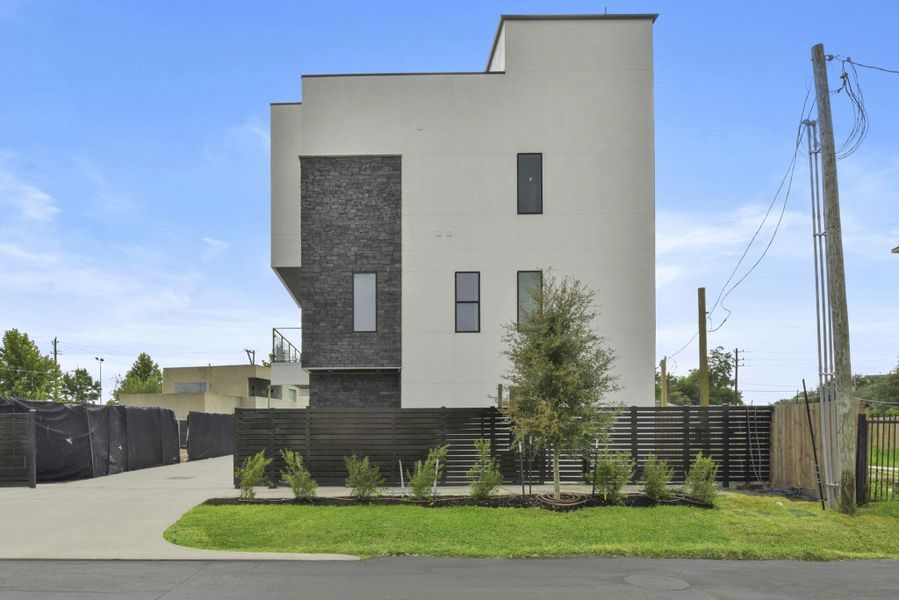 Front exterior of a new home in , Houston, TX, highlighting curb appeal (Image 18). Front exterior of a new home in , Houston, TX, highlighting curb appeal (Image 18).