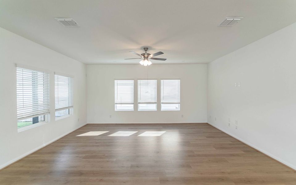 Spacious, unfurnished interior of a new home in Paramount, Kyle (Image 11).