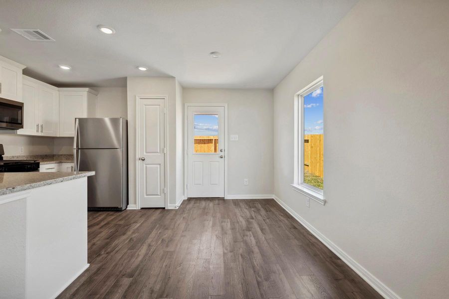 Spacious, unfurnished interior of a new home in Pinewood Trails, Cleveland (Image 11).