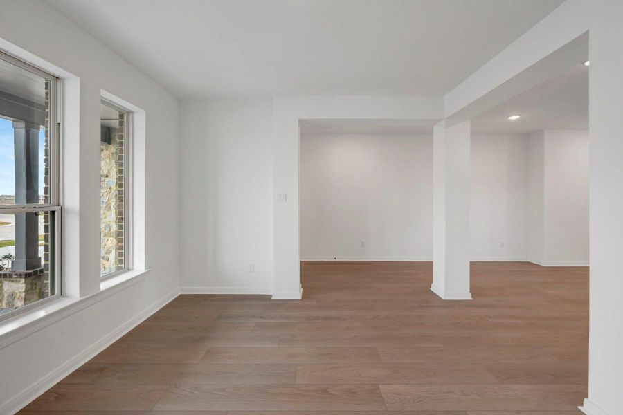 Spacious, unfurnished interior of a new home in Beacon Point at Lago Mar 50’ Homesites, Texas City (Image 30).