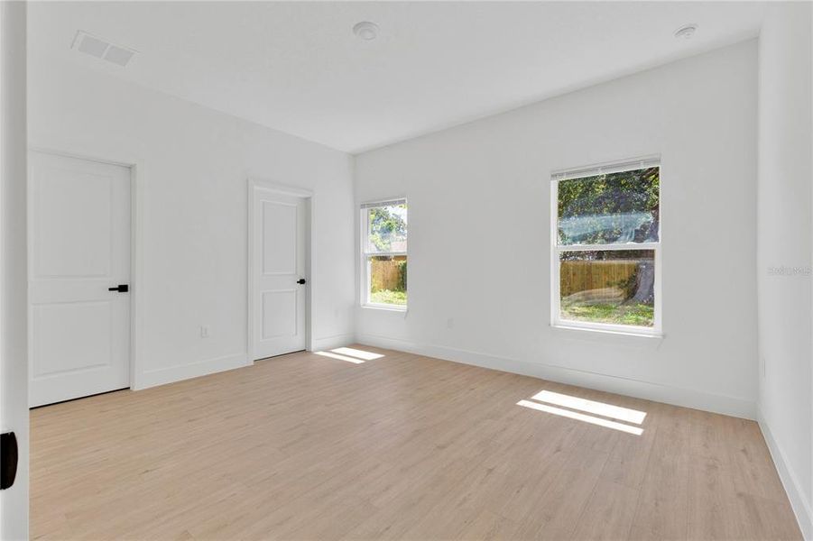 Spacious, unfurnished interior of a new home in , Orlando (Image 21).
