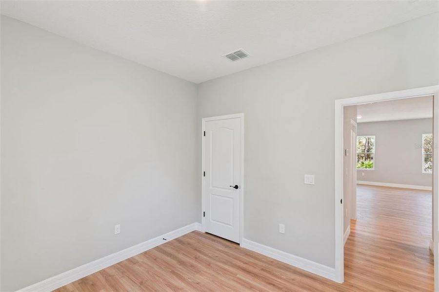 Spacious, unfurnished interior of a new home in , Homosassa (Image 18).