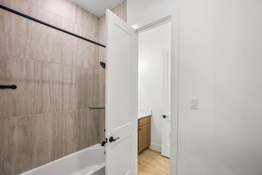 Furnished interior view inside a new home in , Mont Belvieu (Image 13).