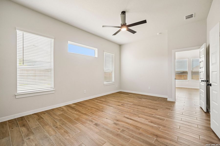 Spacious, unfurnished interior of a new home in Meyer Ranch 45's, New Braunfels (Image 14).