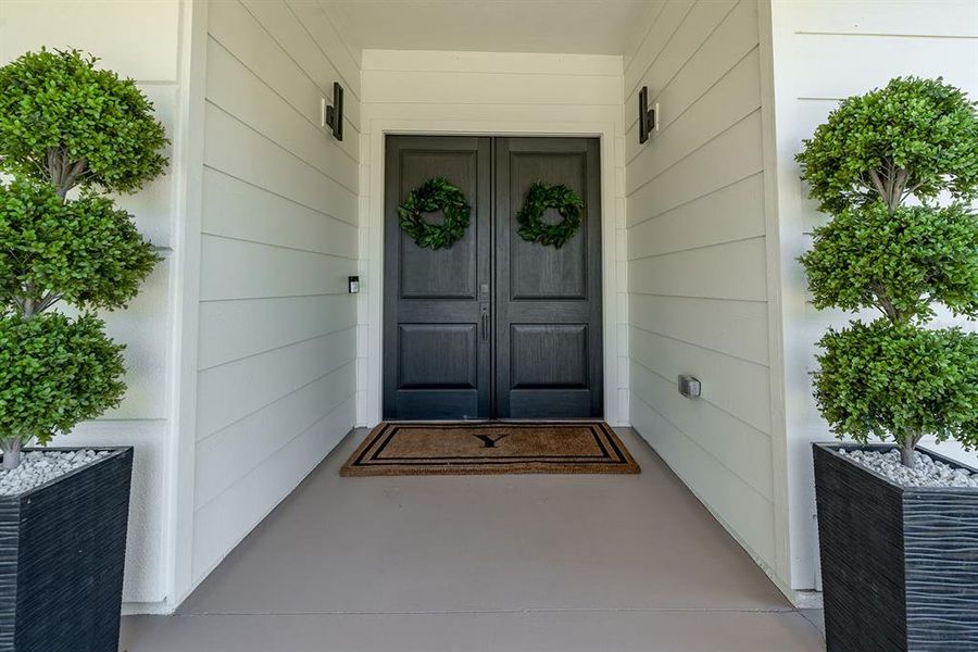Exterior details and patio area of a home in , High Springs (Image 31).