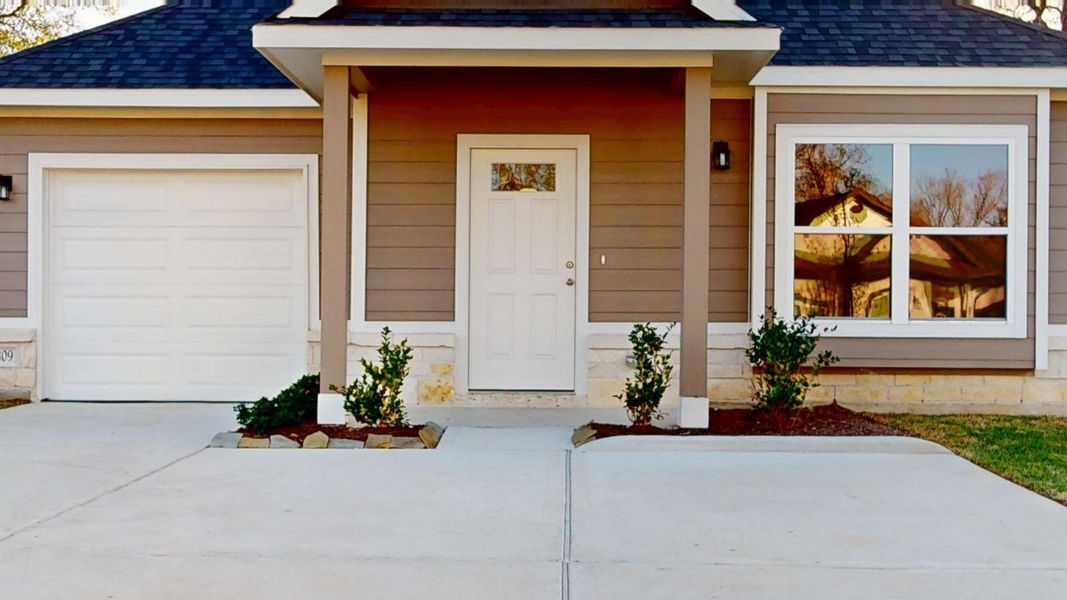 Exterior details and patio area of a home in East Gate Villas, Willis (Image 23).