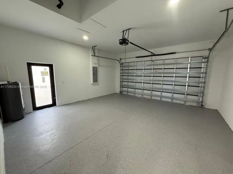 Spacious, unfurnished interior of a new home in , Cape Coral (Image 8).