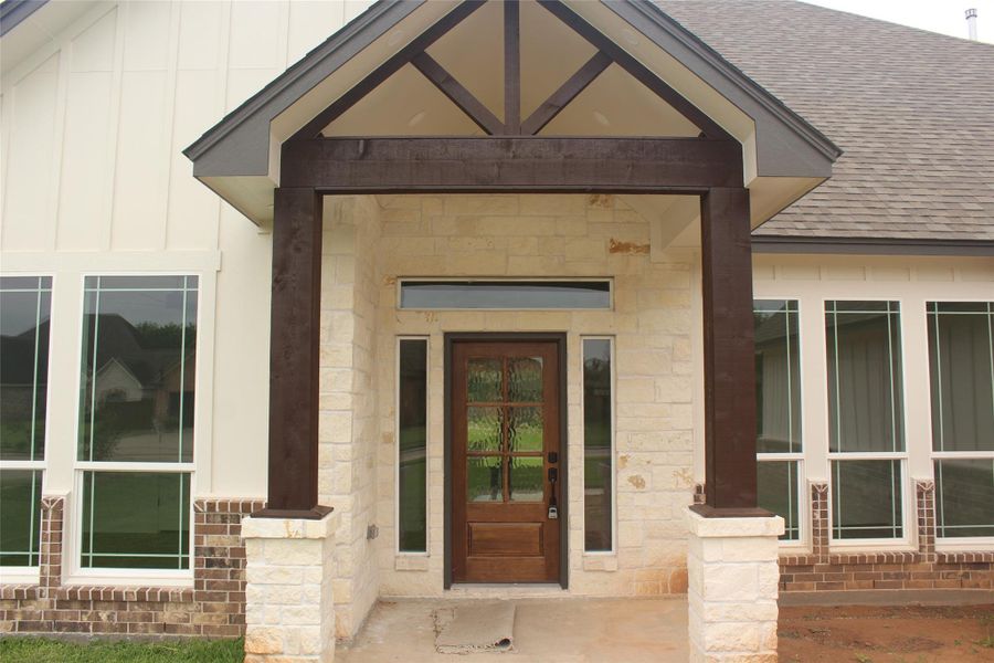 Exterior details and patio area of a home in , Clute (Image 3).