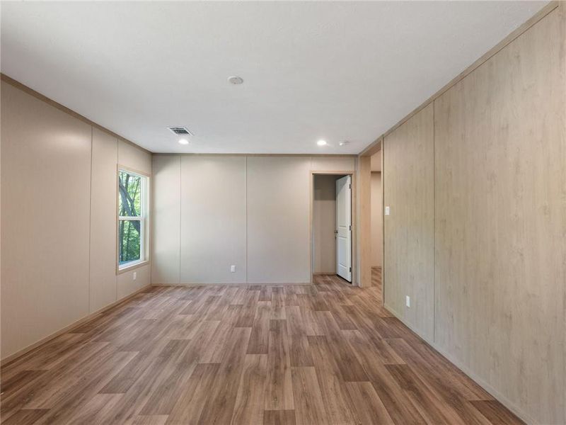 Spacious, unfurnished interior of a new home in , Gainesville (Image 33).