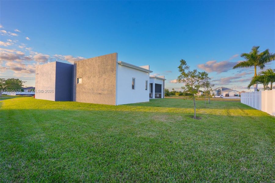 Exterior details and patio area of a home in , Cape Coral (Image 24).