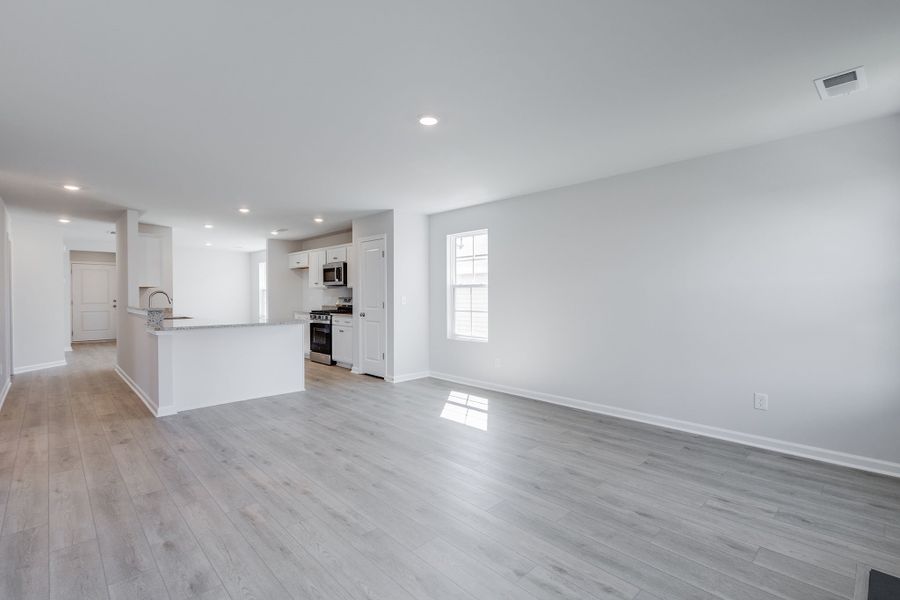 Spacious, unfurnished interior of a new home in Bluefield, Lexington (Image 18).