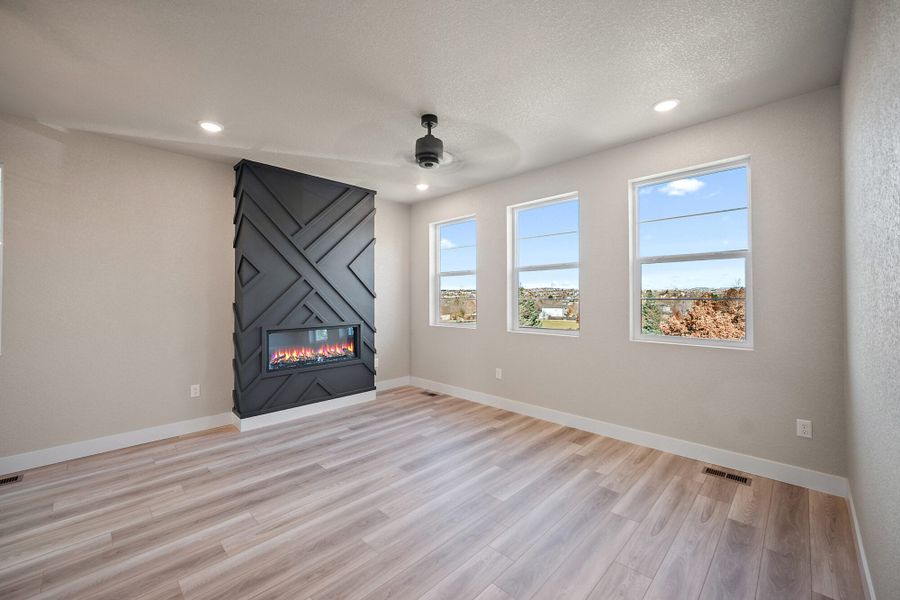 Spacious, unfurnished interior of a new home in Pony Park, Colorado Springs (Image 26).