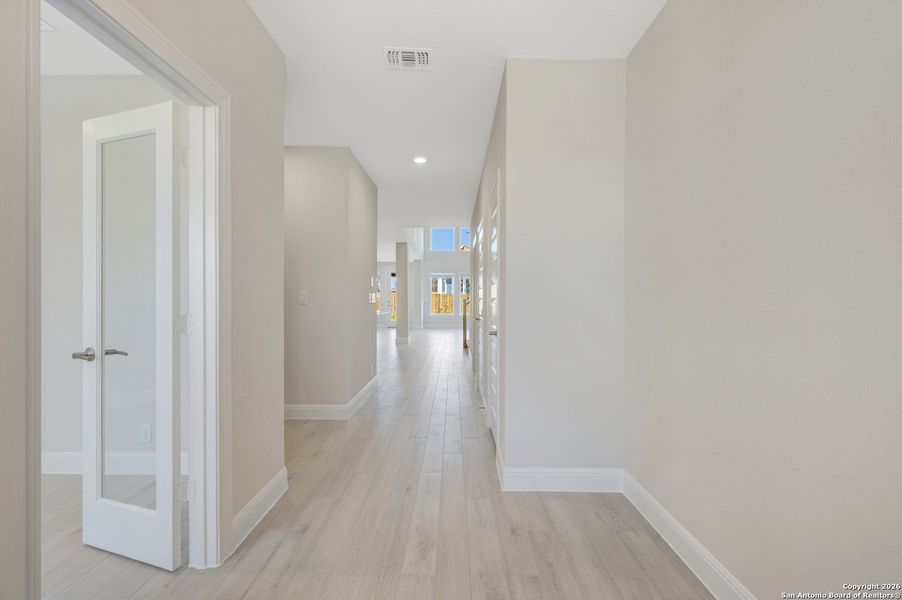 Spacious, unfurnished interior of a new home in Davis Ranch 50', San Antonio (Image 34).