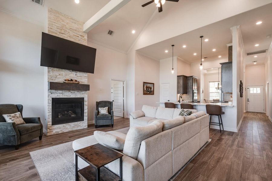 Furnished interior view inside a new home in , Anahuac (Image 29).