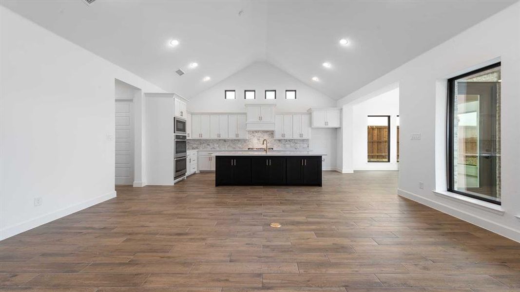 Spacious, unfurnished interior of a new home in Terraces 72', Rockwall (Image 13).